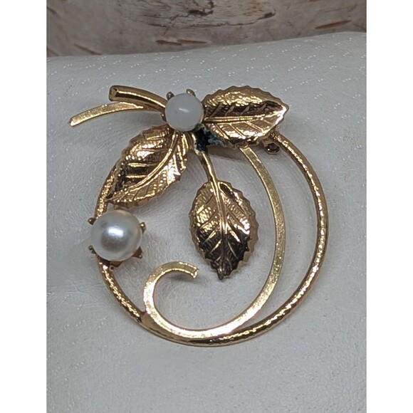 Vintage Gold Tone Textured White Faux Pearl Flower Circle Brooch Pin - Picture 1 of 6